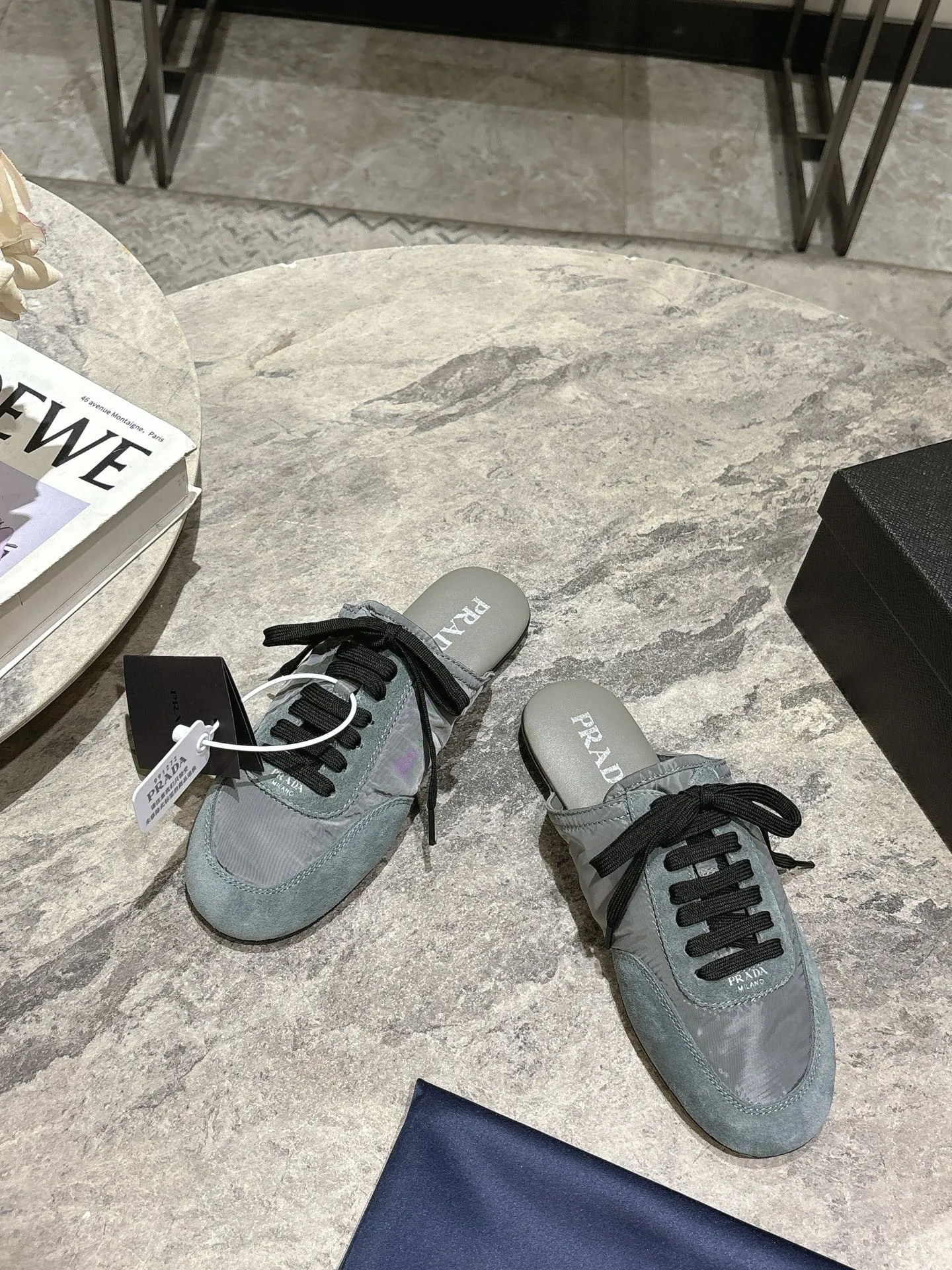 👟👟Ex-factory price 502👟👟 Prada Prada spring and summer show thin-soled moral training shoes for women. The 25ss show style item with the highest export rate. The suede upper has a texture, and the inner sheepskin is wrapped. It is soft and waxy. The insole is thickened with lambskin. It is extremely comfortable to step on, has a sense of support, and feels well wrapped. The shoe shape is full of wrapping, light, easy to wear and practical, a casual shoe, original molded rubber outsole Size: 35-39 (40 41 customized, non-refundable)